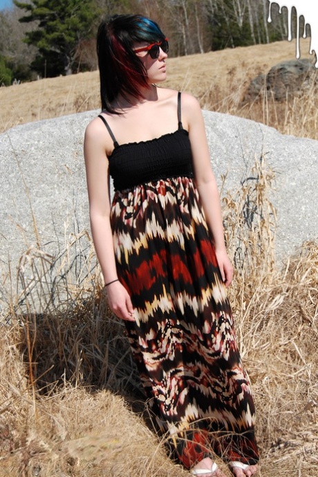 Nastoletnia amatorka Sabrina Squirts wyślizguje się z sukienki na szczycie głazu na polu