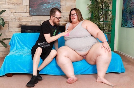 SSBBW Erin Green usa óculos e batom durante uma foda hardcore