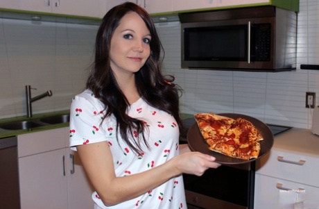 Den unge brunette Andi Land stripper ned til sokkerne, mens hun spiser hjemmelavet pizza