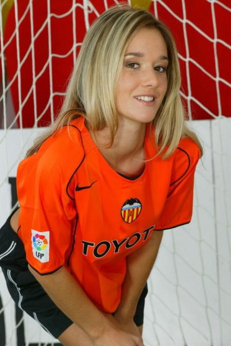 Dirty blonde klär av sig till sina OTK-strumpor och klackar medan hon vaktar ett fotbollsmål