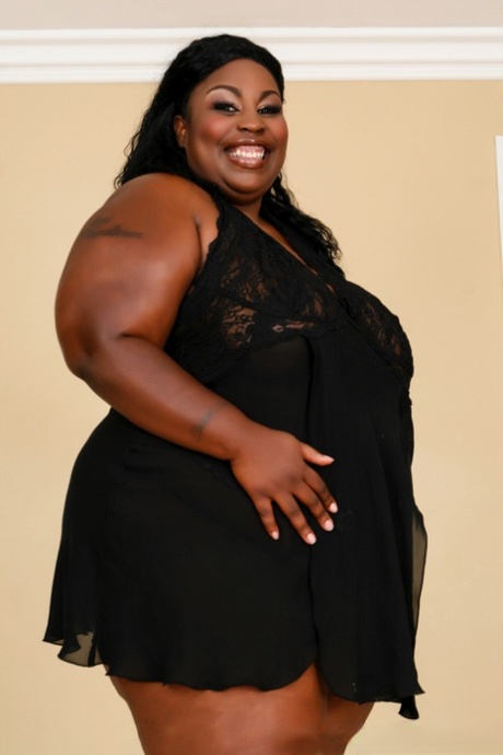 Una donna nera obesa si fa sbattere durante un'azione "nero su nero".