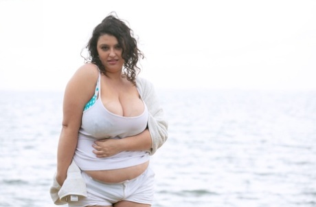 Obézní žena Rose Blush se před vstupem do vany zcela svlékne