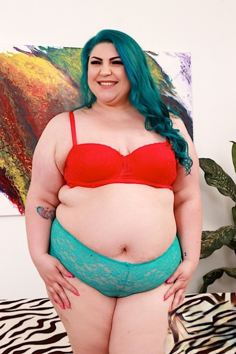 Obézní žena Bella Bendz sportovní dlouhé obarvené vlasy při svlékání v podpatcích