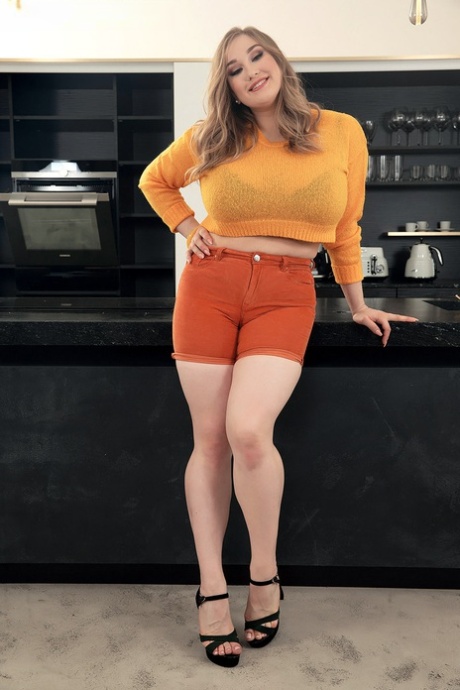 Solo meisje Cheryl Blossom laat haar grote borsten zien in lange shorts