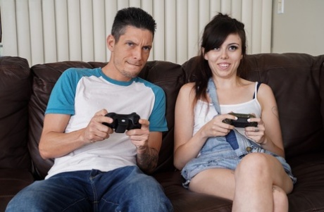 Gamer Girl Becca Pierce reitet den Schwanz ihres Mannes nach einem Austausch von Oralsex