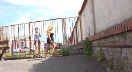 Le migliori amiche Enna Lovely ed Esperansa si accovacciano dietro a un edificio per pisciare