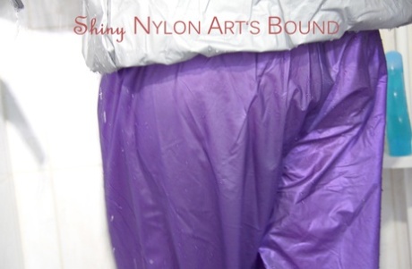 Shiny Nylon Arts Gebonden Naakt Foto 