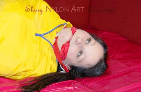 Brunetka je štěpit roubík a hogtied během lezdom hrát