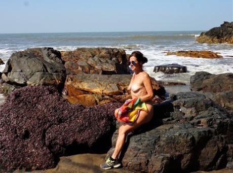 La matura amatoriale Diana Ananta è raggiunta in spiaggia dai suoi amici nudisti
