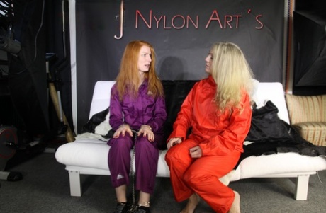 Blond lesbisk cleave gags och fasthåller sin lesbiska älskare på en futon