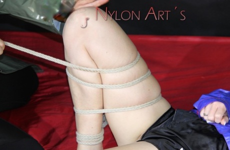 Lesklé Nylon umění vázán Porno XXX