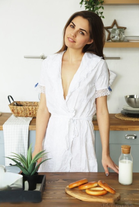 La bella teenager Alise Moreno abbassa una brocca di latte prima di mettersi a nudo