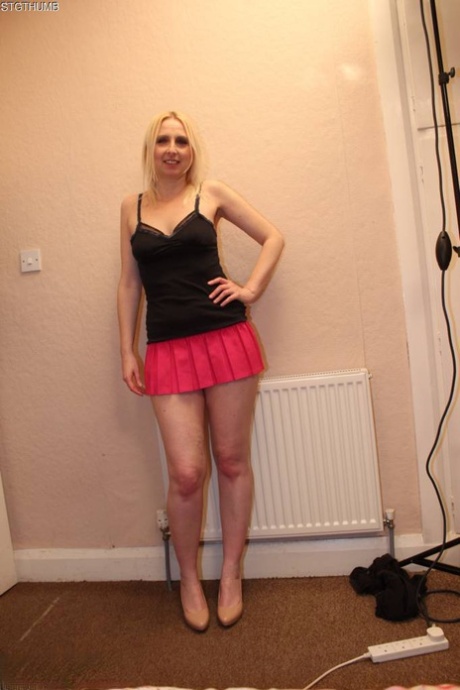 Den blonde amatøren Tracey Lain skyver bomullstruser til side for analsex