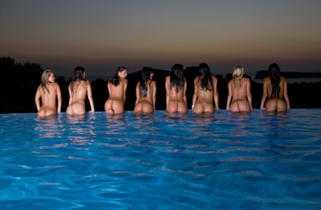 Группа горячих девчонок окунается в воду на фоне заходящего солнца