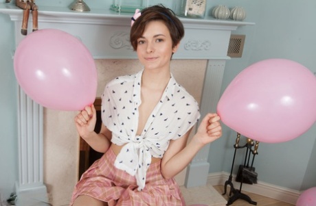 Den söta tonåringen Melody har kort hår när hon klär av sig naken bland ballonger