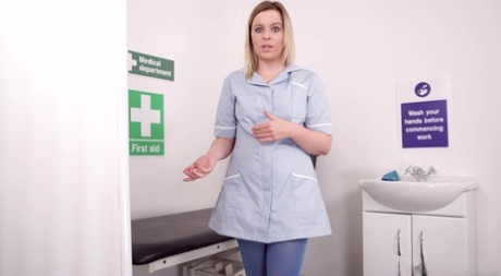 Похотливая медсестра Анна Белль снимает нижнее белье на медицинской кровати во время работы