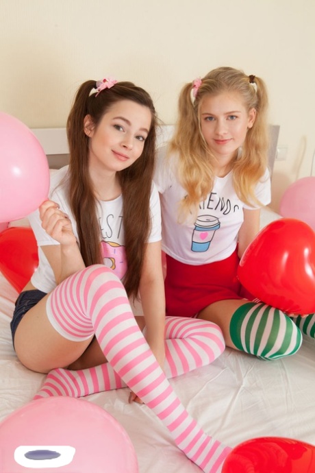 De unga lesbiska tjejerna Amy & Angela tar av sig sina randiga strumpbyxor tillsammans