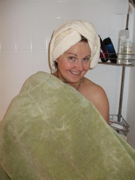 Naken äldre kvinna Busty Bliss tvättar sina stora bröst medan hon duschar