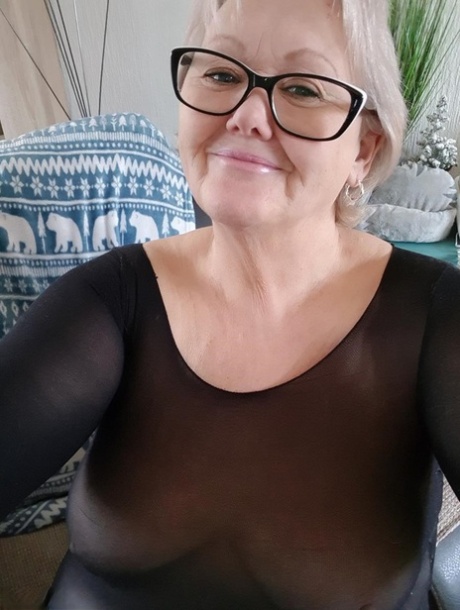 Gamla SSBBW Val Gasmic färgar håret rött innan hon exponerar sig på stranden