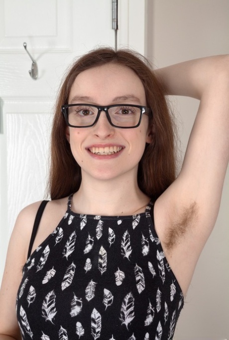La ragazza nerd Billie Rae mostra il suo corpo nudo e non rasato con gli occhiali da vista