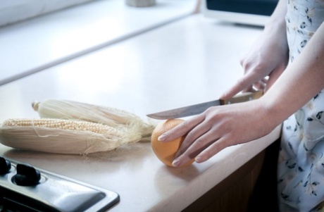 Den kåte blondinen Emma Fantazy stikker en maiskolbe inn i den barberte vaginaen.