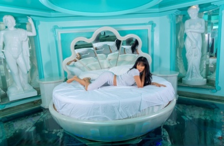 ラテン系ティーン、Atenas Andradeが丸いベッドの上で全裸になる。
