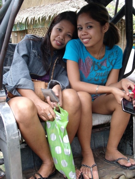 Le ragazze filippine bisessuali Tia e Weng fanno una cosa a tre con un turista sessuale