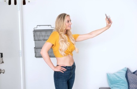 Blonde amateur Addie Andrews neemt volledig geklede selfies voor ze naakt stript