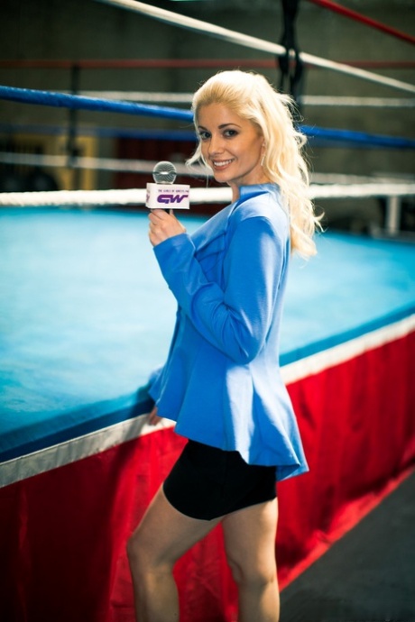 Blonda MILF Charlotte Stokely blir helt naken i en boxningsring