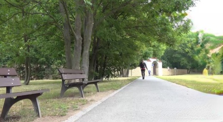 公園のベンチの横で小便をする白人女性ヴィクトリア・ダニエルズ