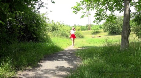 Naturalna rudowłosa Sandra robi bardzo potrzebne siusiu na polnej ścieżce