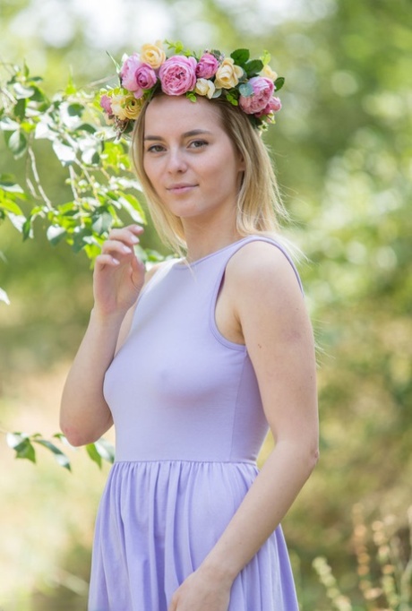 A bela adolescente loira Susana Gil fica nua ao ar livre numa manta, sozinha