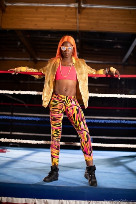 Schwarzes Mädchen enthüllt ihren athletischen Körper im Boxring