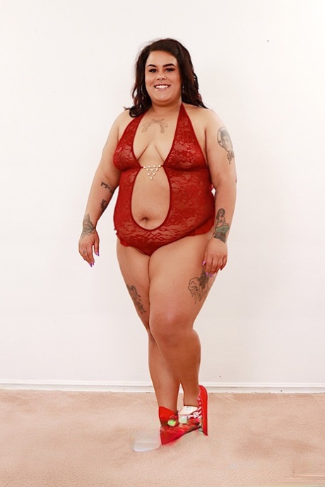 SSBBW Spooky Fat Brat se débarrasse de sa lingerie rouge pour se mettre à nu dans des baskets en toile