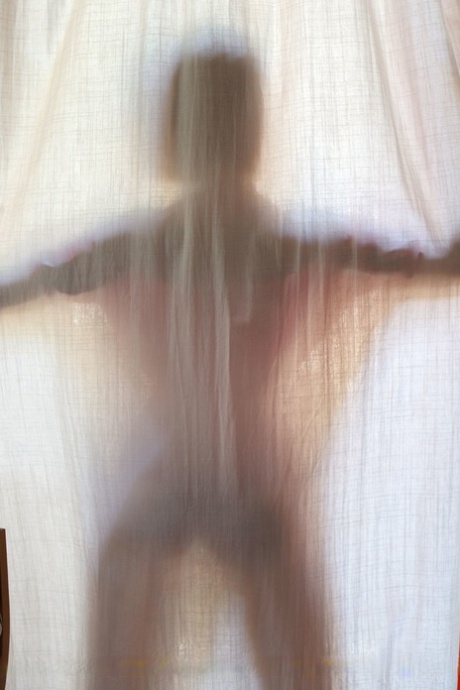 Unge, blonde Chanel Fenn blotter den sexy rumpa når hun er naken på baksiden av hjemmet sitt