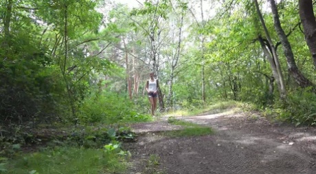 Ali Bordeaux fait pipi en sandales dans les bois.