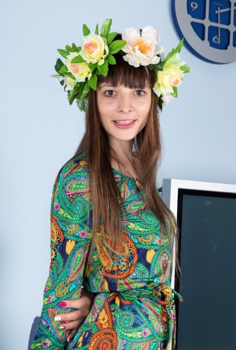 A estreante Adriana Vittoria usa uma coroa de flores enquanto mostra o seu castor