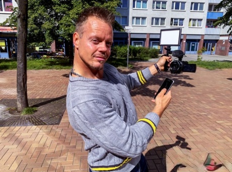 De rondborstige Lana Vegas neukt een jongere man tijdens een wandeling in de natuur