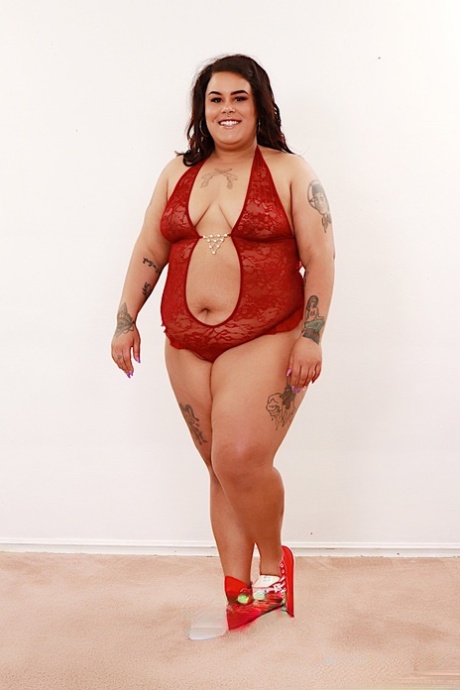 Latina SSBBW Spooky Fat Brat descarta lingerie vermelha para ficar nua com sapatos de lona
