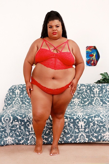 La SSBBW de ébano Peaches Love luce labios rojos mientras se desnuda por completo