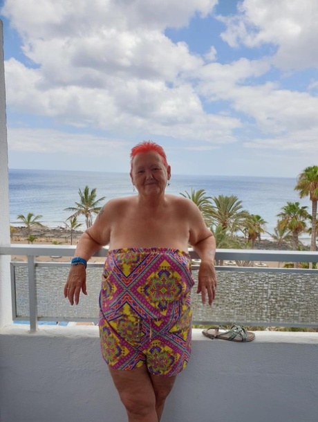 Avó obesa com cabelo ruivo espetado revela as mamas na varanda antes de posar nua