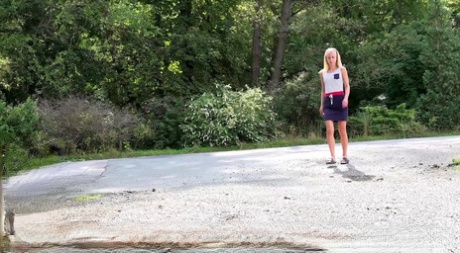 Die zierliche Blondine Debora hockt sich zum Pissen an den Straßenrand, während Autos vorbeifahren