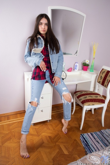 Die dunkelhaarige Teenagerin Sirena Spilona zieht ihre zerrissenen Jeans aus und macht sich im Schlafzimmer nackt