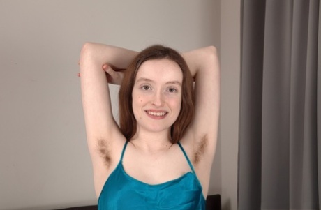 Tiener Billie Rae toont haar ongeschoren oksels en schaamhaar in haar blootje