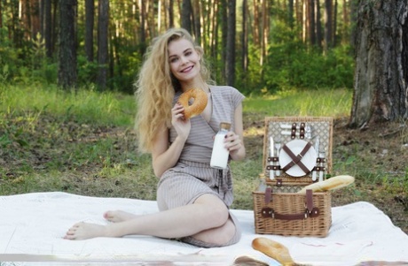 Petite tiener Ellie toont haar lekkere poesje na het krijgen naakt tijdens een picknick