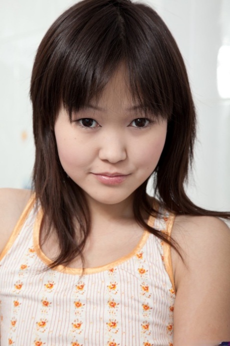 Ung asiatisk tjej kissar och fingrar på sin fitta i badkaret