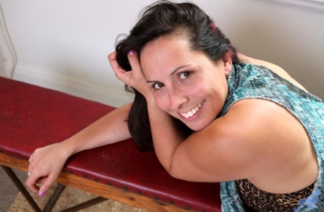 Amateurfrau Jade Winters wird auf einer Bank in einem Schlafzimmer total gebacken