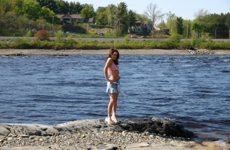 年轻的独舞女孩塞雷娜在水边露出乳房和屁股