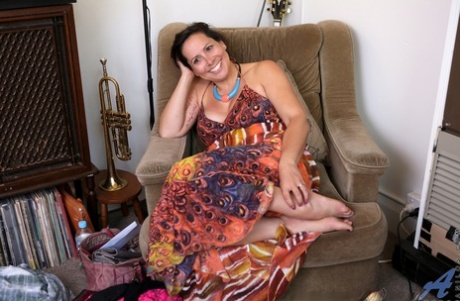 Брюнетка-домохозяйка Джейд Уинтерс поглаживает свой подстриженный кустик во время дебюта в обнаженном виде