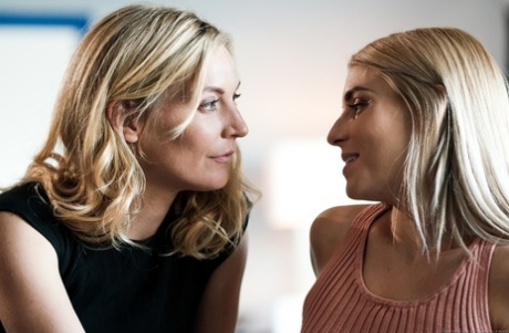 Blonda lesbiska Mona Wales & Nikki Peach kysser varandra före och efter cunnilingus